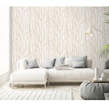 Wohnzimmer mit gemusterter Tapete, Sofa und Dekorationen
