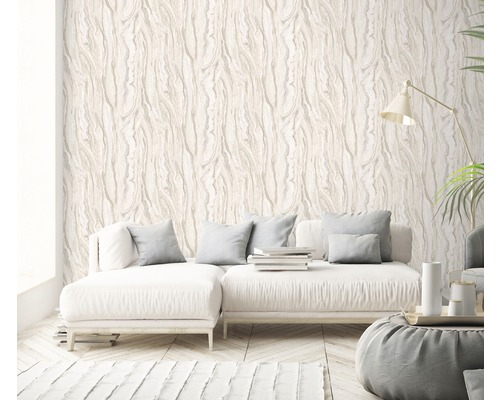 Wohnzimmer mit gemusterter Tapete, Sofa und Dekorationen