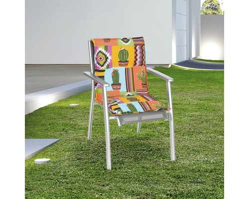 Gartenstuhl mit Kissen im Kaktusmuster auf Rasen