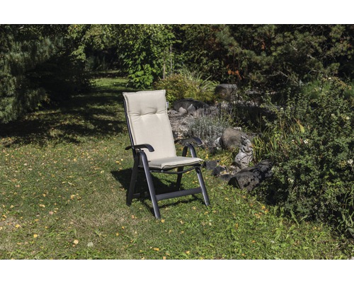 Gartenstuhl mit Armlehnen und Polster auf Rasen