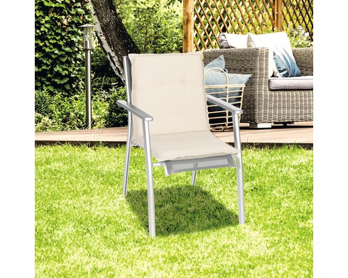Gartenstuhl mit Armlehnen und Sitzkissen auf einer Rasenfläche