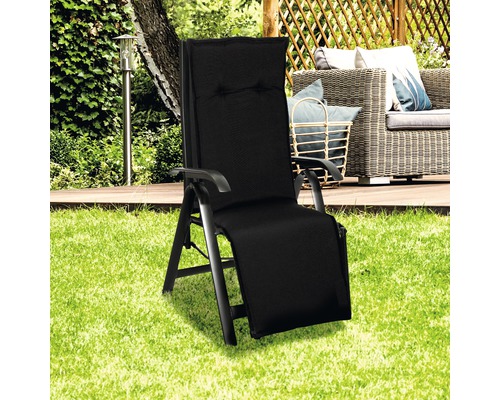 Verstellbarer schwarzer Gartenstuhl auf einer Rasenfläche