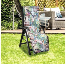Gartenstuhl mit floral gemusterter Auflage im Garten