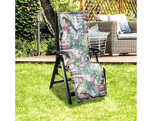 Gartenstuhl mit floral gemusterter Auflage im Garten