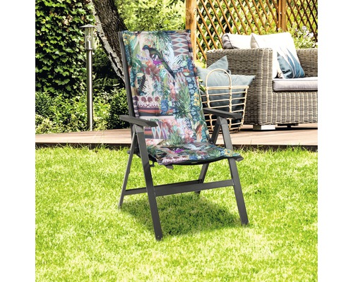 Gartenszene mit Liegestuhl aus Metall mit Auflage