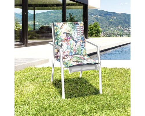 Gartenstuhl mit Auflage mit Dschungel-Motiv auf Rasen