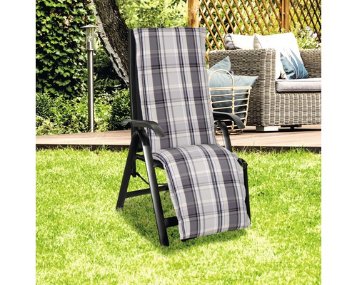 Gartenliege mit karierter Auflage im Außenbereich