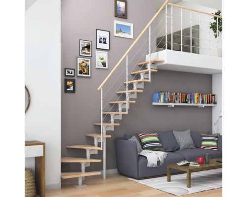 Raumszene mit Treppe, Sofa und Bücherregal