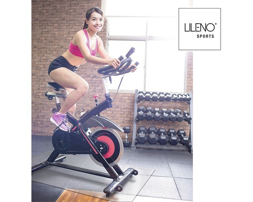 Frau trainiert auf einem Indoor Cycling Bike von LILENO SPORTS in einem Fitnessstudio.