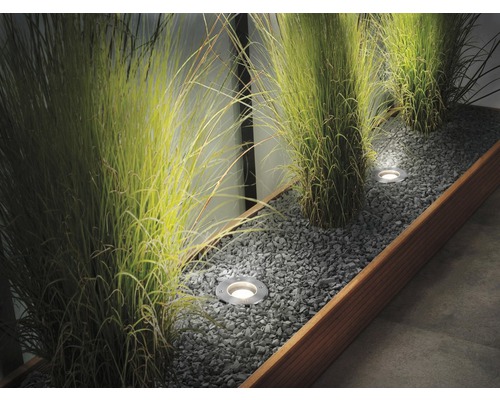 Beleuchteter Gartenbereich mit Ziergras und Bodeneinbaustrahlern