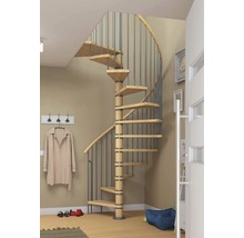 Wendeltreppe aus Holz mit Geländer im Flur