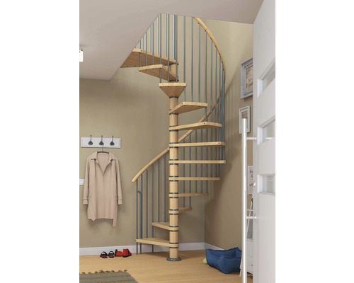 Wendeltreppe aus Holz mit Metallgeländer in einem Flur