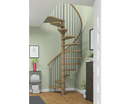 Wendeltreppe aus Holz mit Metallgeländer im Wohnraum