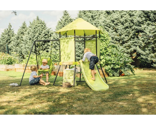 Spielturm mit Rutsche und Schaukel für Kinder im Garten