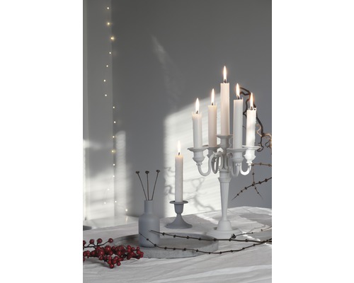 Festliche Tischdekoration mit Kerzenleuchter und Kerzen