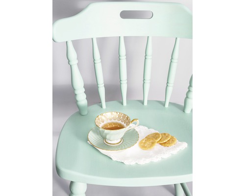 Holzstuhl mit Teetasse und Keksen