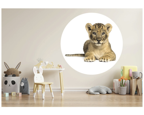 Dekoratives Kinderzimmer mit Tisch, Stuhl, Spielzeug und einem Wandtattoo mit einem Löwenjungen