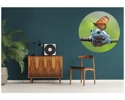 Wohnzimmer mit Holzkommode, Stuhl und Wandtattoo mit Frosch und Schmetterling