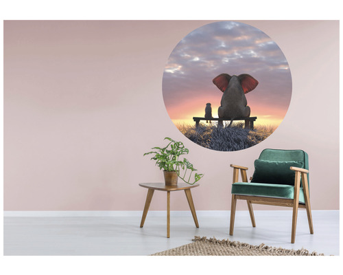 Wohnzimmer mit Wandtattoo, Sessel und Beistelltisch