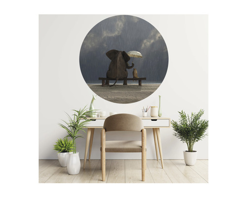 Wandtattoo mit Elefant und Vogel auf Bank im Regen über einem Schreibtisch