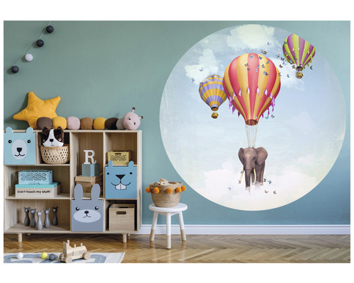 Kinderzimmer mit Regal und Wandbild mit Heißluftballons und Elefant