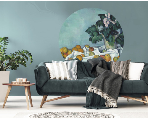 Wohnzimmer mit Sofa, Tisch und Wandtattoo im Malereistil