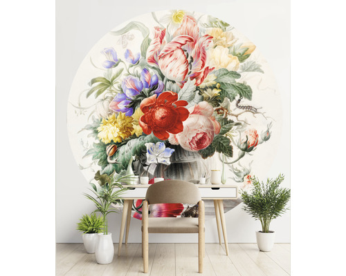 Raumgestaltung mit großem Blumenwandbild hinter Schreibtisch und Stuhl