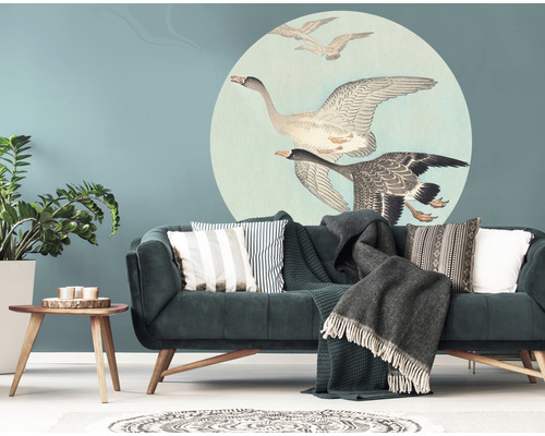 Dekoratives Wohnzimmer mit Wandtattoo mit Vogelmotiv, Sofa und Beistelltisch