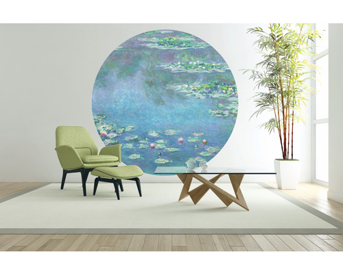 Wohnzimmer mit Sessel, Tisch und Wandbild mit Seerosenmotiv