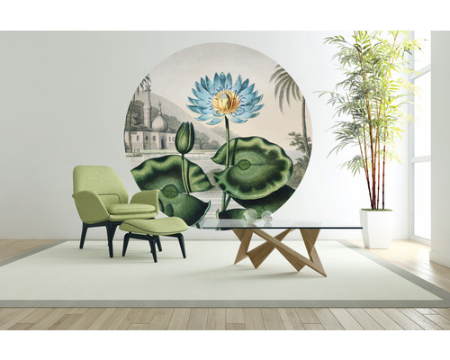 Wohnzimmer mit Sessel, Tisch und Wandbild mit Seerosenmotiv