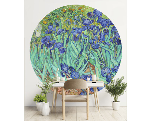 Wandbild mit dem Gemälde ''Schwertlilien'' von Vincent van Gogh im Büro