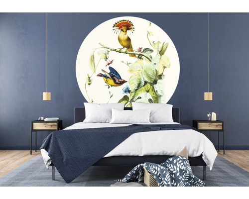 Schlafzimmer mit Doppelbett, Nachttischen und Wandbild mit Vogelmotiv