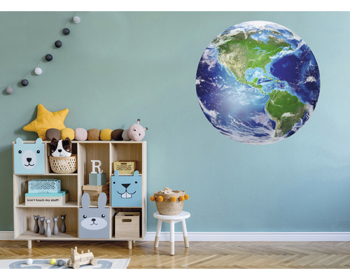 Kinderzimmer mit Weltkugel-Wandtattoo, Regal und Spielzeug