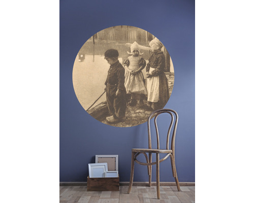 Raumdekor mit Wandtattoo, Holzstuhl und Bilderrahmen