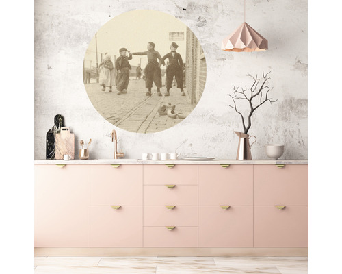 Dekorative Wand mit historischem Foto in einem Küchenbereich.