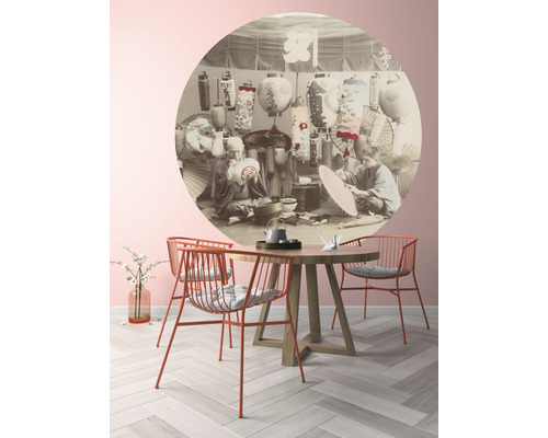 Szene mit rundem Esstisch, Stühlen und Wandbild mit japanischem Laternenmotiv.