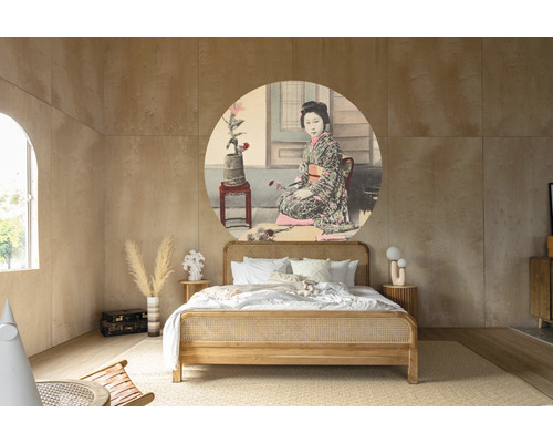 Schlafzimmer mit Doppelbett, Nachttischen und Wandbild im japanischen Stil.