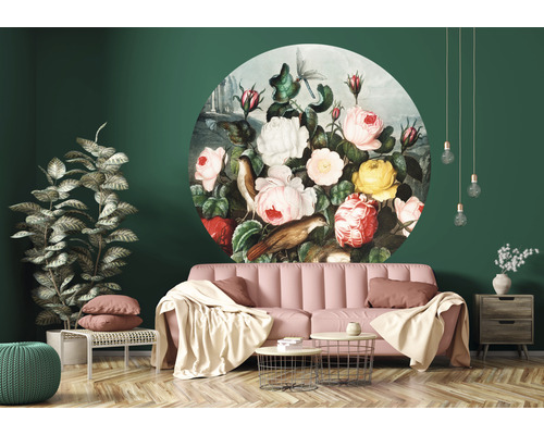 Wohnzimmer mit Sofa, Tisch und Wanddekoration mit Blumenmotiv.