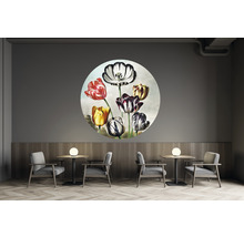 Wandbild mit Tulpenmotiv in einem Interieur mit Tischen und Stühlen