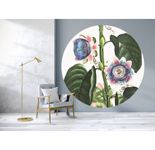Wohnraum mit Sessel, Stehlampe und Wandbild mit Pflanzenmotiv