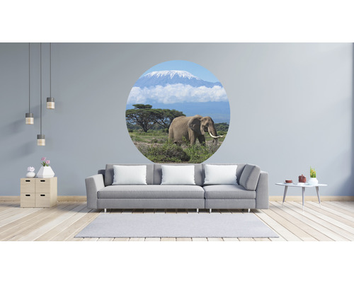 Wohnzimmer mit Wandtattoo eines Elefanten vor dem Kilimandscharo