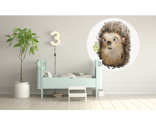 Kinderzimmer mit hellblauem Bett, Zimmerpflanze, beleuchteter Zahl Drei und Wandtattoo Igel