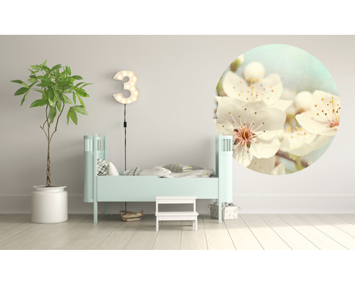 Helles Zimmer mit Bett, Zimmerpflanze, Zahl Drei Lampe und Blumenmuster an der Wand