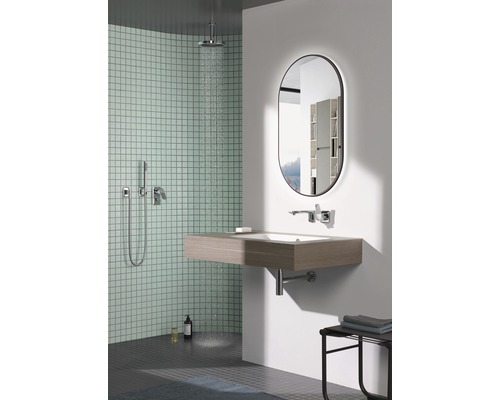 Helles Badezimmer mit Dusche, Waschtisch und Spiegel