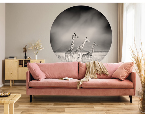 Modernes Wohnzimmer mit rosa Sofa, Holztisch und Wandbild mit Giraffenmotiv.