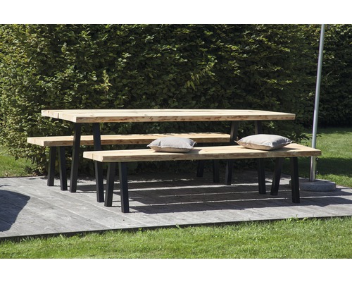 Gartentischgruppe mit Holztisch und Bänken auf einer Terrasse