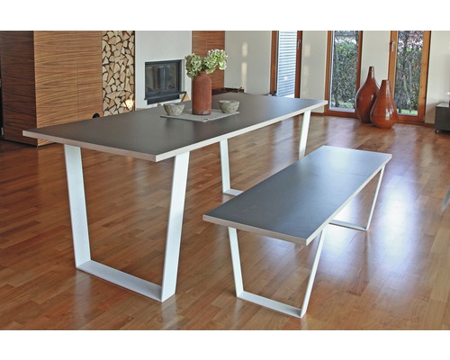 Esstisch mit Bank aus Holz und Metall im Esszimmer