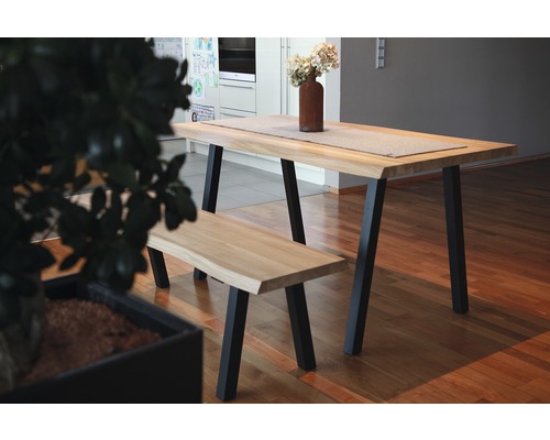 Esstisch mit Bank und Metallbeinen im Esszimmer