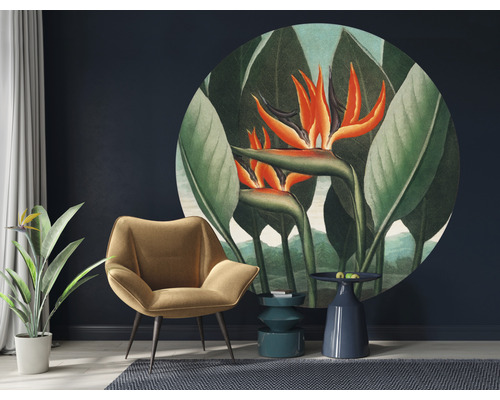 Wohnraum mit Sessel, Beistelltischen und Wandbild mit Paradiesvogelblumen