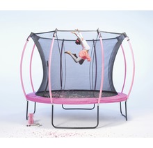 Kind springt auf einem Trampolin mit Sicherheitsnetz und rosa Rahmen